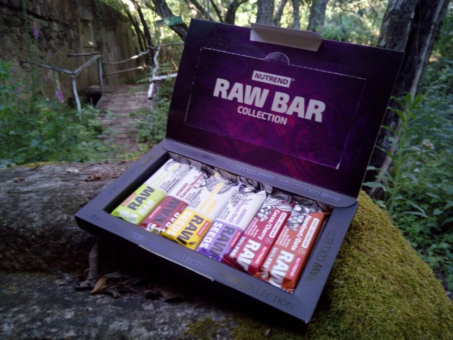 Nutrend Raw Bar Collection | As Barras De Proteína São Uma Boa Maneira De Reabastecer Nutrientes Durante O Dia. Qualquer Atleta Que Se Preocupa Com A Dieta Ideal Pode Sempre Contar Com Os Nutrientes Desta Versão Portátil.