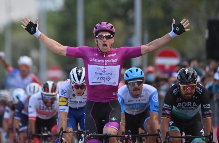João Almeida segue líder em dia de quarta vitória para Arnaud Démare no Giro d’Italia