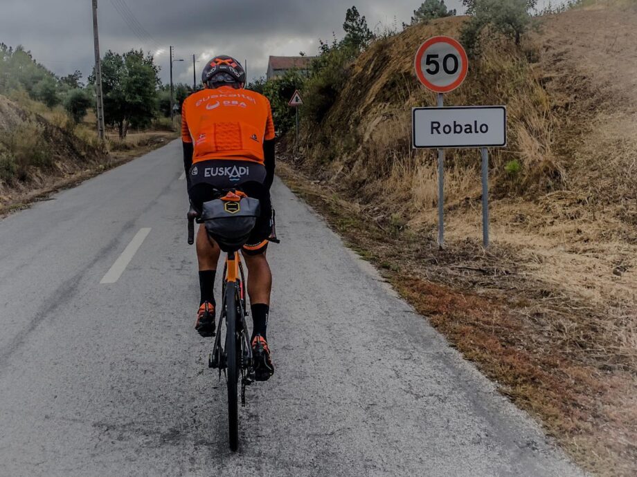 Luis Angél Maté atravessa Portugal de Santiago a Marbella por amor ao ciclismo