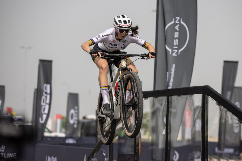 Marcela Lima e Titouan Perrin-Ganier vencem o UCI MTB Eliminator World Cup em Abu Dhabi