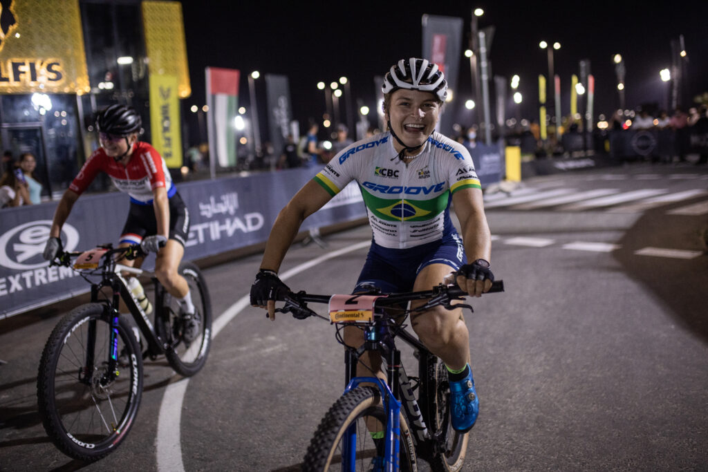 Marcela Lima e Titouan Perrin-Ganier vencem o UCI MTB Eliminator World Cup em Abu Dhabi
