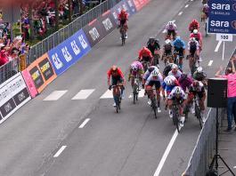 A 16.ª vitória de Mark Cavendish no Giro encerrou aventura do pelotão na Hungria