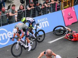 Caleb Ewan vai seguir no Giro apesar da queda na primeira etapa