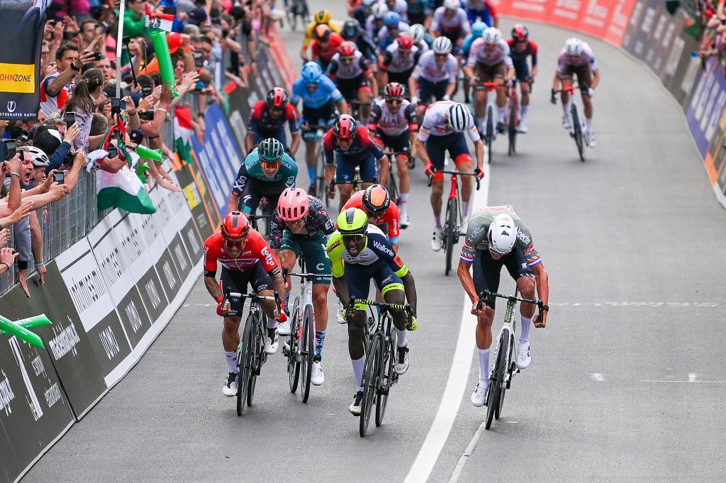 Caleb Ewan vai seguir no Giro apesar da queda na primeira etapa