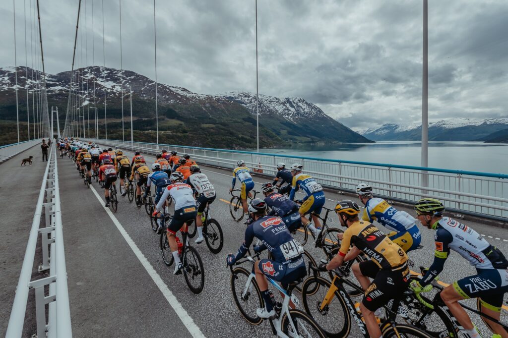 Ethan Hayter vence ‘sprint’ da segunda etapa da Volta à Noruega