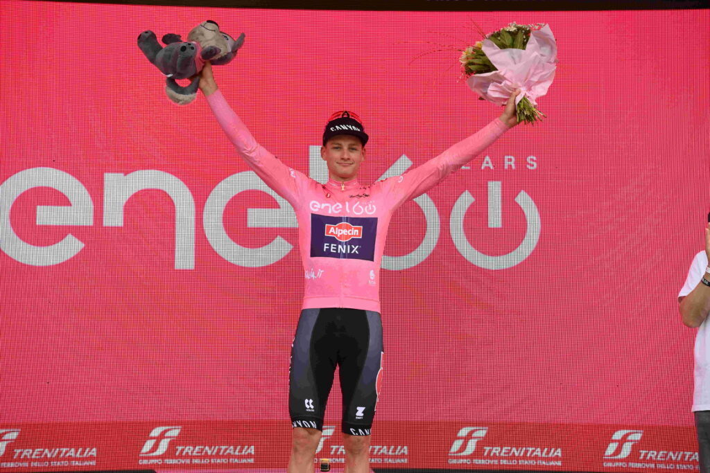 Mark Cavendish vence terceira etapa  do Giro d’Italia, Mathieu van der Poel segue líder
