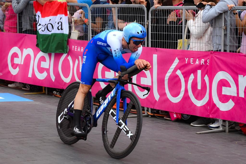 Simon Yates vence 'crono' da segunda etapa, Van Der Poel segue líder do Giro d’Italia