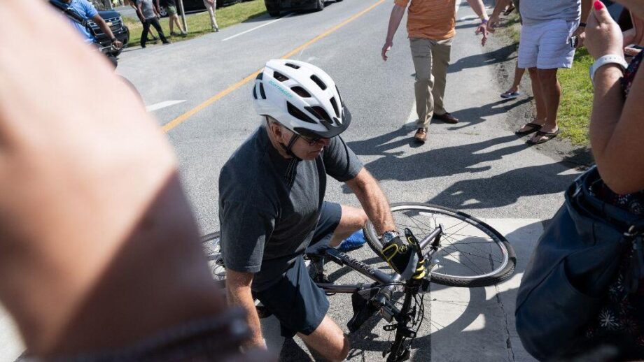 Joe Biden cai da bicicleta
