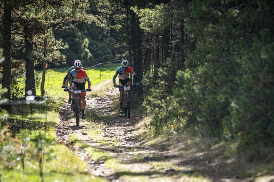 Tiago Ferreira e Vera Looser continuam líderes da Catalunya Bike Race by Oakley