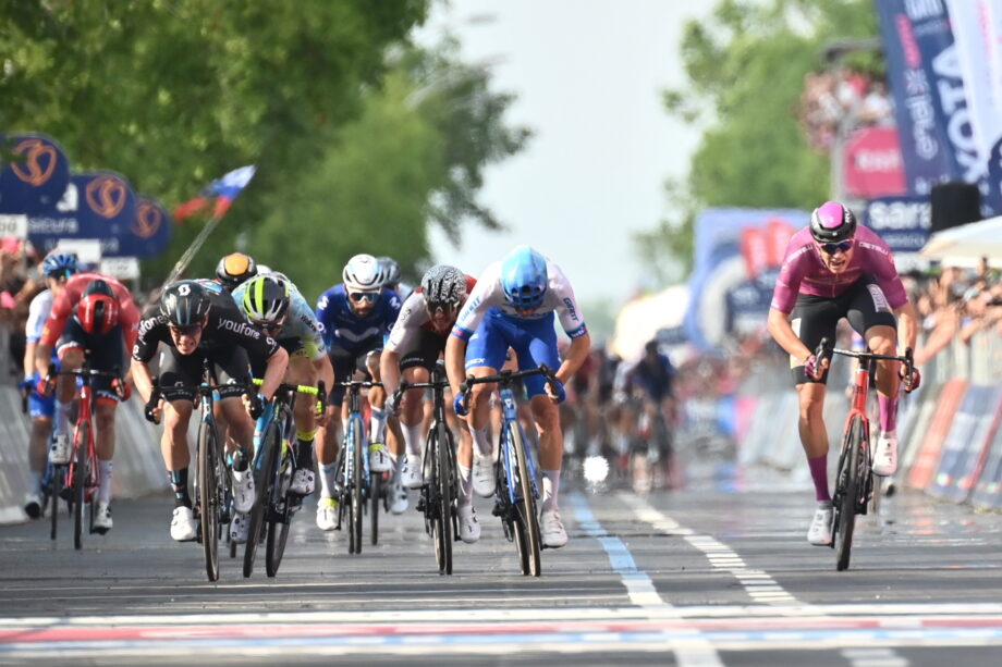 Alberto Dainese vence 17.ª etapa do Giro, João Almeida segue em 2º e Geraint Thomas continua líder