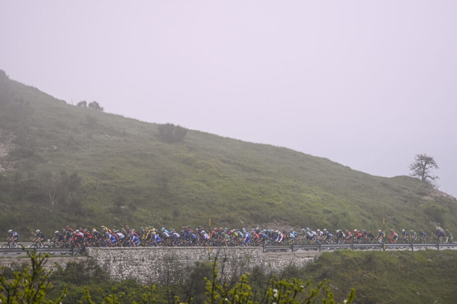 Andreas Leknessund novo líder da geral, Aurélien Paret-Peintre vence quarta etapa do Giro