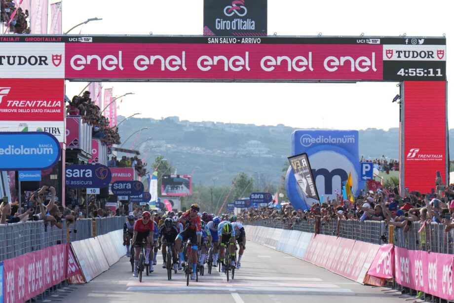 Jonathan Milan vence a 2ª etapa do Giro d’Italia, João Almeida continua em 3º da geral