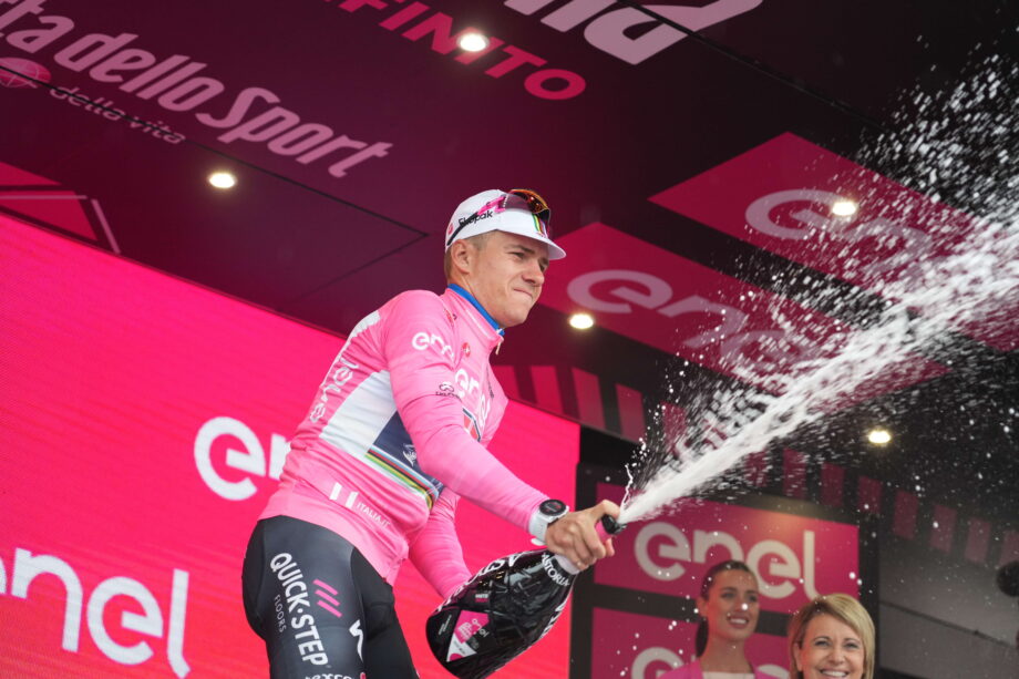 Michael Matthews vence terceira etapa do Giro, Remco Evenepoel reforça liderança e João Almeida sobe a 2º