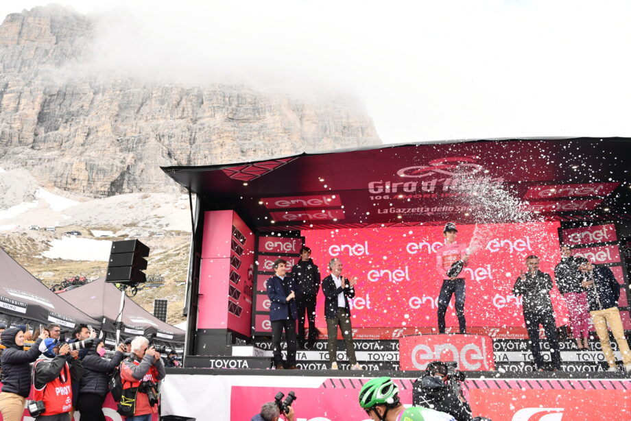 Santiago Buitrago vence etapa rainha do Giro sem grandes mexidas na luta do pódio